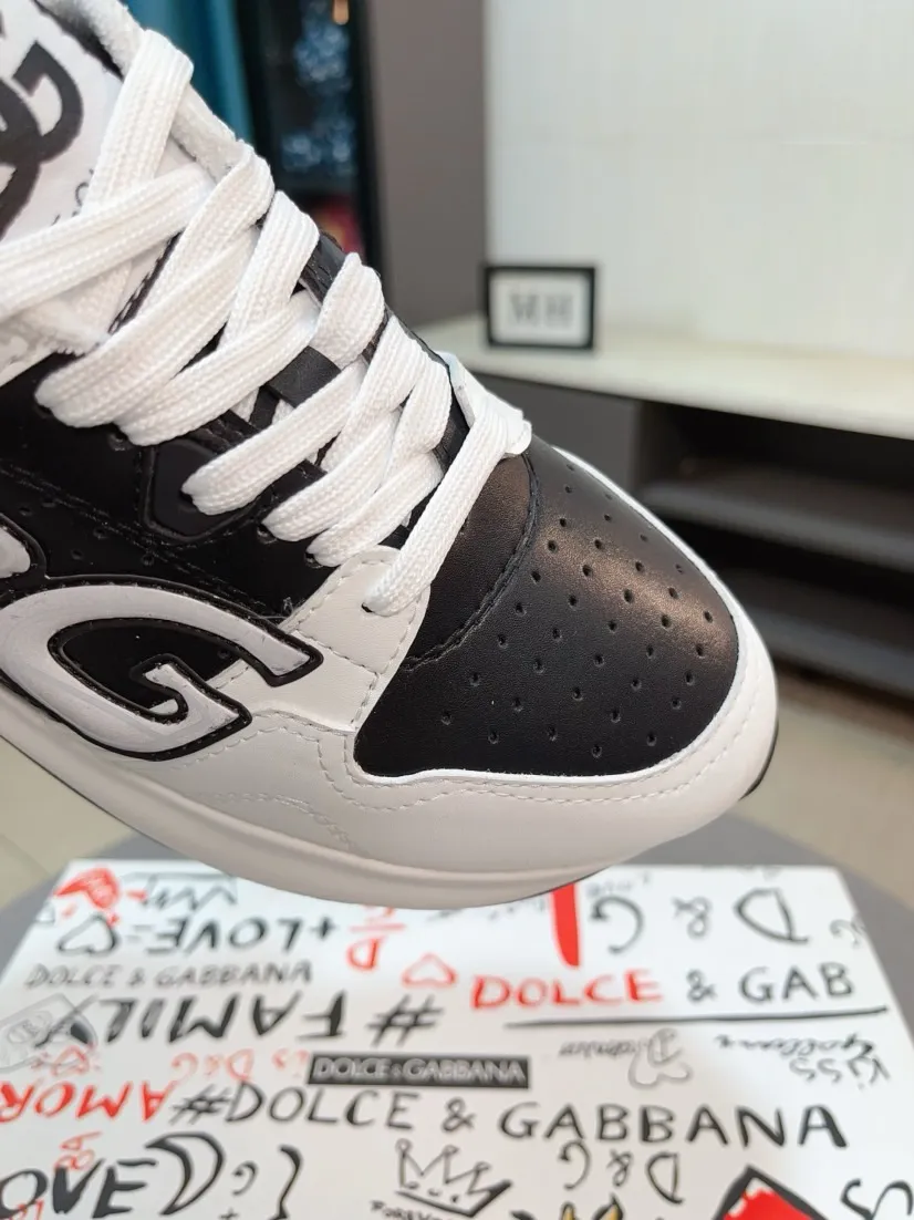 Men's shoes 💰500🌹🌹"Dolce & Gabbana DG" original imported first-layer cowhide ➕ sheepskin lining, light on the foot, comfortable, versatile, original special outsole 🔥favored by trendy men, welcome to compare quality 🔥exquisite luxury, super A level! Compared with the genuine product at the counter, the version is no worse at all! Code number 38-46